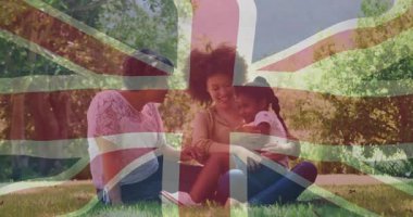 Anneanne akıllı telefon ekranına yaslanırken anne de çocuğa bağlanma teknolojisi konusunda rehberlik ediyor. Aile, bağlantı, çok nesilli, açık hava, boş zaman, dijital, etkileşim