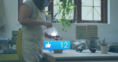 Kadın çömlekçi kalıp içine kil döküyor ve sosyal medya pazarlaması için animasyonlar üretiyor. El sanatları, zanaatkarlık, stüdyo, minimalizm, yaratıcılık, işçilik, çalışma alanı