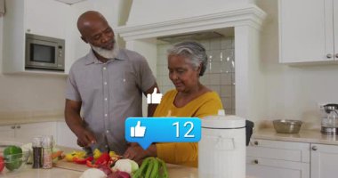 Mutfakta sebze dilimleyen çiftler sosyal medyayı sevmeye ve saymaya başlıyorlar. Aşçılık, mutfak, aile, sıcaklık, kutlama, yerli, erdemli