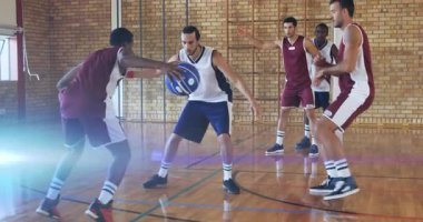 Kestane renginde oyuncu, saha kayması üzerine top sürüyor. Spor analitiği için defans oyuncusu hareket halindeydi. Atletizm, takım çalışması, hareket, strateji, rekabet, eğitim, aktivite