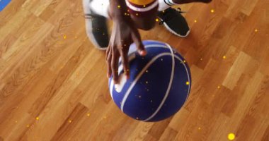 Sabit top sağ eliyle sahada genç bir kızın top sürmesine ve rafine kontrolüne neden oluyor. Atletik, spor, eğitim, enerjik, dinamik, rekabet, çeviklik