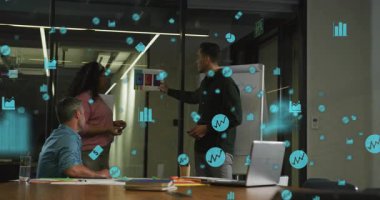 İş toplantılarında AR simgelerini etkinleştiren iş arkadaşları strateji için veri grafikleri çiziyorlar. İşbirliği, yenilik, analitik, sunum, takım çalışması, dijital, iş