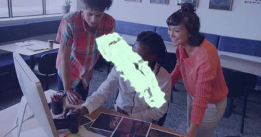 Takım tartışması yeşil bulutun tasarım incelemesi için vites ikonlarına dönüşmesine neden oluyor. İşbirliği, beyin fırtınası, yenilik, takım çalışması, yaratıcı çalışma, dijital tasarım, modern ofis