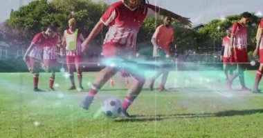 Erkek futbolcu topa hafifçe vuruyor, spor talimini başlatıyor, parıltılı ayak hareketlerini gösteriyor. Atletizm, takım çalışması, çeviklik, eğitim, spor, açık hava, dinamik