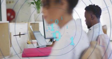 Erkek iş arkadaşı iş arkadaşına bakıyor, işbirliği için ikili kaplamayla ofis içinde el ele uzanıyor. Profesyonel, takım çalışması, dijital, iletişim, modern, paylaşılan çalışma alanı, üretkenlik