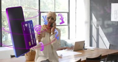 Akıllı telefonu dinleyen bir kadın hologram kartına ve para birimi sembollerine neden oluyor ve finans verilerini gösteriyor. Teknoloji, yenilik, dijital, finans, fütüristik, çalışma, işbirliği