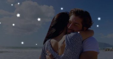 Kumsalda kucaklaşan çift, iş pazarlama için kayan yıldız örtüsünü başlatıyor. Romantizm, samimiyet, huzur, rüya, bağlantı, sükunet, atmosfer