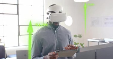 VR kulaklık takan bir adam tablet tıklatıyor ve sayısal ölçümleri güncelleyen yeşil teknoloji okları görüyor. Güçlendirme, veri işleme, yenilik, dijital dönüşüm, fütürizm, teknoloji, çalışma alanı