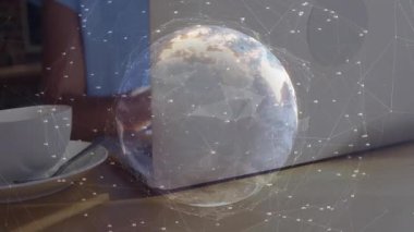 Kadın eli bilgisayarın klavyesini yerleştiriyor ve hologram akıllı telefonun yanında atarken iş için daktilo yazıyor. Teknoloji, yenilik, bağlantı, uzak, çalışma alanı, fütüristik, iş