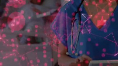 Önlüklü kadın hemşire tabletteki hayati bulguları güncelliyor ve kırmızı holografik kaplamayı etkinleştiriyor. Tıbbi teknoloji, sağlık hizmeti, dijital arayüz, hasta yönetimi, teletıp, hastane ortamı, veri görselleştirmesi