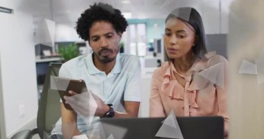 Ofiste tableti tıklatan adam belli belirsiz üçgenler oluşturup verileri gözden geçiriyor. İşbirliği, takım çalışması, yenilik, modernlik, grafik tasarım, dijital, profesyonel