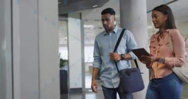 Ofis lobisine giren iş adamları, cam zemin numaralarını kontrol etmek için tablet tıklatıyorlar. Şirket, modern, profesyonel, işbirliği, teknoloji, işyeri, içişleri