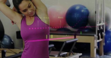 Fitness kullanıcısı parmaklarını birbirine geçiriyor ve ısınma hareketleri yapıyor ve veri örtüsüyle gülümsüyor. Sağlık, esneklik, egzersiz, hareket, sağlık, denge, dinamik