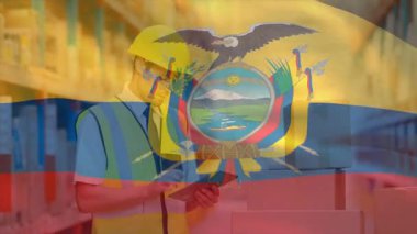 Depo çalışanı tarayıcı ile kutuları tarıyor, Ekvador bayrağı ile tablet üzerindeki stok verilerini takip ediyor. Lojistik, envanter, otomasyon, endüstri, depo, teknoloji, verimlilik