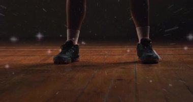 Sporcu top düşüşünde salya akıtmaya başlıyor. Antrenman için ışıltı ve ışıltılarla zıplıyor. Atletizm, hassasiyet, hareket, dinamik, eğitim, odaklanma, enerji