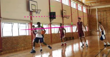 Basketbolcu, basketboldan gol atmak için potaya doğru animasyon atışını başlatıyor. Atletizm, rekabet, spor, eylem, çeviklik, takım çalışması, yoğunluk