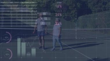Olgun bir adam, yaşlı bir kadın tenis kortunda yürüyor ve turta grafikleriyle gelişen analizlere neden oluyor. Açık hava, etkinlik, fitness, analiz, görselleştirme, boş zaman, sağlık