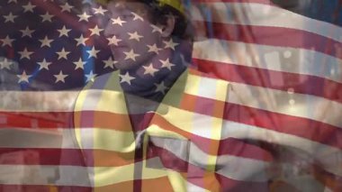 Erkek işçi dönüyor ve depo turu için konuşuyor. Rafları meslektaşı olarak bayrak kaplıyor. Sanayi, takım çalışması, güvenlik, profesyonel, lojistik, işbirliği, eğitim