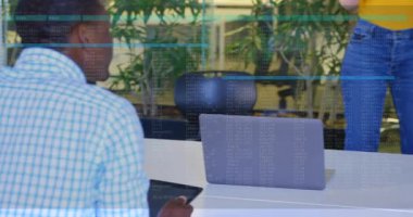 Dizüstü bilgisayara baktıktan sonra sunucu beyaz tahtada iş çizelgelerini işaretliyor ve öngörüleri sunuyor. İşbirliği, takım çalışması, veri, beyin fırtınası, modern ofis, profesyonel iletişim