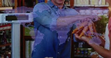 Müşteri havuç seçiyor ve tezgahtar puanı olarak ürün ölçeğine yerleştiriyor. Ağırlığı doğruluyor. Taze ürün, pazar, gıda alışverişi, sağlıklı yaşam tarzı, organik, kırsal, perakende