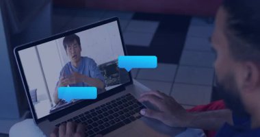 İzleyicinin dizüstü bilgisayarda yazması sohbet baloncukları oluşturup iş görüşmesi sırasında kaybolması. İşbirliği, iletişim, teknoloji, dijital, uzak, profesyonel, modern