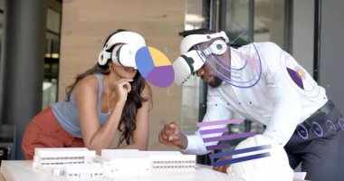 Kadın ve erkek sanal gerçeklik kulaklığı takıyor ve tasarım incelemesi için yörünge modeli oluşturuyorlar. Futuristik, işbirliği, yenilik, dijital, analitik, teknoloji, profesyonel