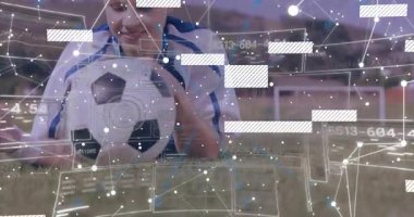 Futbol topunun üzerinde görünen şeffaf örtüşme ve kadın oyuncuyu dürtükleme ve verileri analiz etme. Sporcu, spor, yüksek teknoloji, analitik, açık hava, canlılık, rekabet