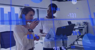 İki meslektaş verileri analiz ediyor ve ekranda canlandırılmış çizelgeler olarak bilgisayara giriyorlar. İş, takım çalışması, iletişim, teknoloji, analitik, profesyonel, modern