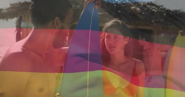 Adam sörf tahtası tasarımını işaret ederken çizgiler yıldız deseninde kayboluyor seyahat heyecanı yaratıyor. Sahil, sahil, tatil, boş zaman, açık hava, yaz, canlı