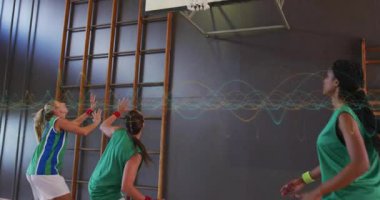 Gevşek top düşüşü basketbolun ribaundu için kavisli atış ağıyla yarışıyor. Atletizm, rekabet, takım çalışması, spor, eylem, kararlılık, canlılık