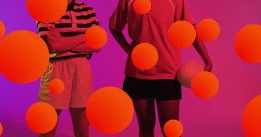 Turuncu küreler, kadın futbolcuların sporda top gösterisi yaptığını gösteriyor. Dinamik, takım çalışması, atletik, enerjik, modern, fitness, rekabet