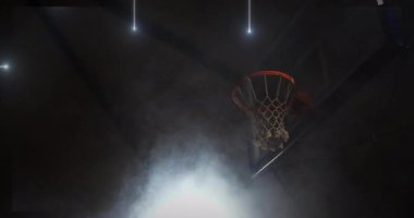 Animasyon çizgileri spor tanıtımı için yanıp sönerken oyuncu topu kaldırıp smaç basıyor. Dinamik, atletik, kentsel, dramatik, tek renkli, fütüristik, enerjik