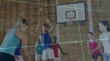 Genç oyuncu pas alıyor ve top sürüyor. Spor taliminde hareket çizgisi kılavuz atışı ile potaya doğru. Atletizm, takım çalışması, rekabet, fitness, gençlik, antrenman, spor giyim