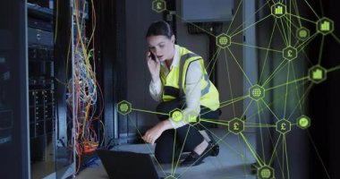 IT teknisyeni, ağ simgelerini gösteren yazıcı kablolarında uzaktan yönlendirme alıyor. Kablo, teknoloji, bağlantı, dijital, endüstriyel, bağlantı, destek