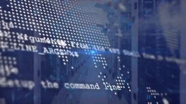 Mavi ışık koridorda beliriyor ve harita üzerinde kod animasyonlarını etkinleştiriyor ve veri akışını gösteriyor. Küreselleşme, veri akışı, dijital teknoloji, siber güvenlik, ağ, yenilik, altyapı