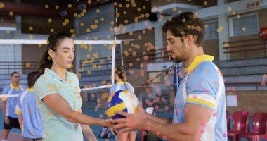 Koç oyuncuya voleybol pas veriyor ve ikili etrafında oluşan spor analitik ağını gösteriyor. Atletizm, takım çalışması, performans, dinamik, koçluk, strateji, eğitim