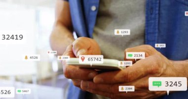 Akıllı telefonları dinleyen, çan sesleri çıkaran yükselen nişanı çoğaltan bir adam. Teknoloji, dijital, yenilik, iletişim, bağlantı, modern, veri