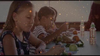 Salata yiyen kız öğrenci eğitimde akranları yemek yerken altın parçacıkları sürükleniyor. Çocuklar, kafeterya, öğle yemeği, sınıf, beslenme, eğitim, oyuncu