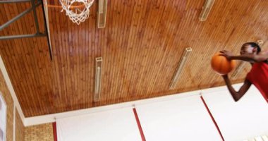 Genç sporcu çocuk pratik yapmak için salya akıtıyor ve smaç vuruşu yapıyor. Çevrede parçacık akışı yaratıyor. Atletizm, takım çalışması, eylem, enerji, spor, dinamik, gençlik