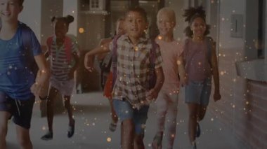 Yedi öğrenci okul koridorunda koşmaya ve sırt çantaları sallanan kameraları kovalamaya başladı. Oyun, takım çalışması, genç, enerjik, koridor, hareket, canlı