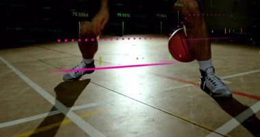 Basketbolcu sahada top sürüyor, canlı spor analizi ve bar grafikleri üretiyor. Sporcu, spor, hareket, dijital, teknoloji, analiz, spor