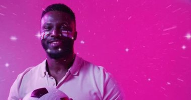 Futbol topu tutan, gülümseyen ve gülen bir adam. Yıldız sahası hızlanırken ve spor enerjisini körüklerken. Spor, kutlama, dijital, canlı, eğlence, enerji, güven