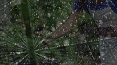 Bahçıvan dikenli bitkinin yanında diz çöküp, bahçedeki zararlı yaprakları buduyor. Bahçecilik, budama, peyzaj, botanik, doğa, sükunet, bakım