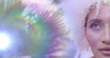 Prismatik ışık, bir kadının yanında titreşiyor. Tarafsızlıktan neşeli bir tasarıma geçiş yapıyor. Soyut, aydınlık, cazibe, aydınlanma, duygu, yaratıcılık, estetik