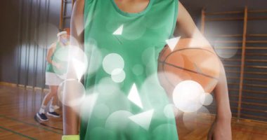 Geri çekilme görüntüsü, top sürme takım arkadaşlarını gözler önüne serme, güvenlik için maske takma, sporda üstüste bindirme. Atletizm, takım çalışması, kararlılık, motivasyon, modern, canlı, aktif