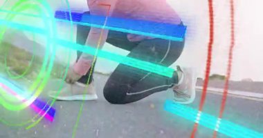 Neon dairesel animasyonlar zayıflıyor. Koşucunun spor yapmak için dağ yolunda ayakkabı bağladığını gösteriyor. Atletik, kararlılık, motivasyon, aktif giyim, peyzaj, yaşam tarzı, rakam
