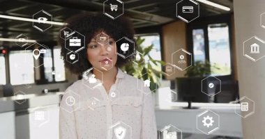 Kadın hava pompalıyor, arayüzü etkinleştiriyor ve veri değerlendirmesi için yüzen iş simgelerini tarıyor. Gelecek, teknoloji, yenilik, dijital, profesyonel, gösterişli, dinamik