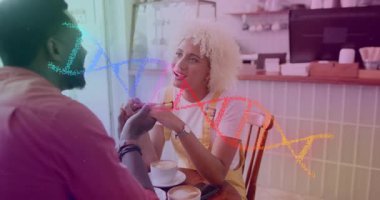 Teknoloji gösterisi sırasında masanın üzerinde sürüklenen çift el ele tutuşup sohbet ediyorlar. Romantizm, bağlantı, diyalog, yakınlık, samimiyet, sıcaklık, modern