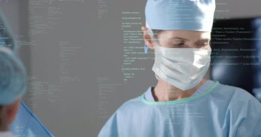 Tıbbi cerrah, ameliyat için parlayan kod üzerinde çalışan hastaya kod girişi alıyor. Gelecek, yenilik, sağlık, teknoloji, kesinlik, hastane, konsantrasyon