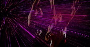 Mor-pembe ışınlar spor çemberinin etrafında patlarken iki basketbolcu topun koordinasyon atışını kaldırıyor. Atletik, takım çalışması, canlı, hareket, performans, stüdyo, spor